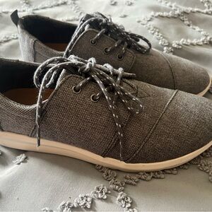 Toms women's sneakers size 7 NEVER worn